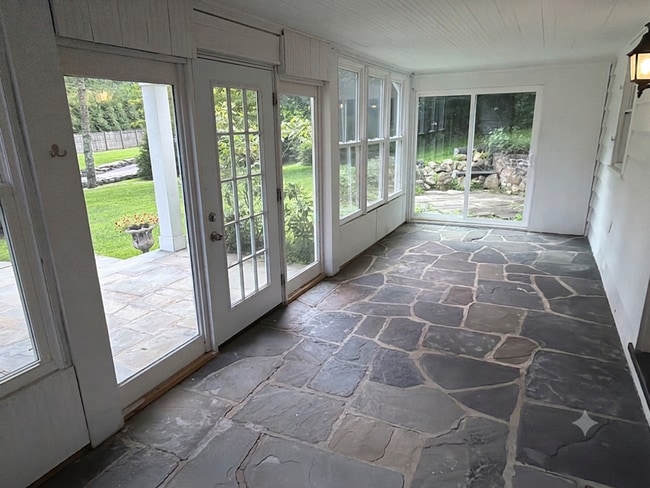 Building Photo - 6 Raven Way