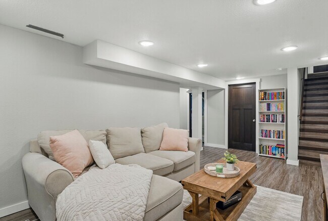 Building Photo - 927-933 Park Ave W