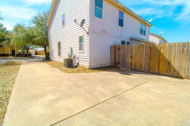 Building Photo - 10216 Lateleaf Oak