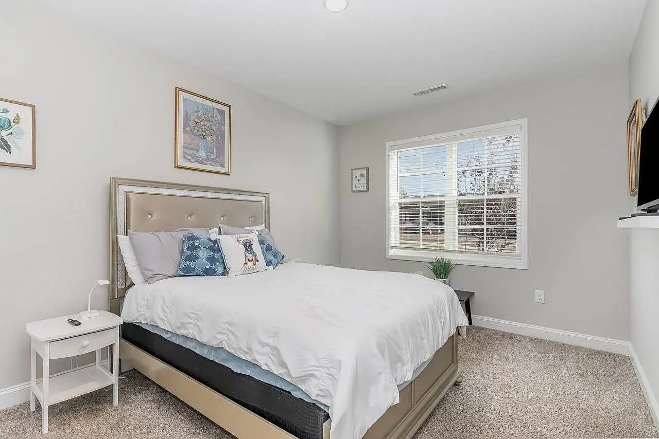 first floor bedroom - 1006 Gateway Commons Cir