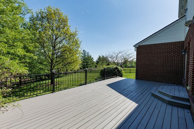 Building Photo - Short term rental available