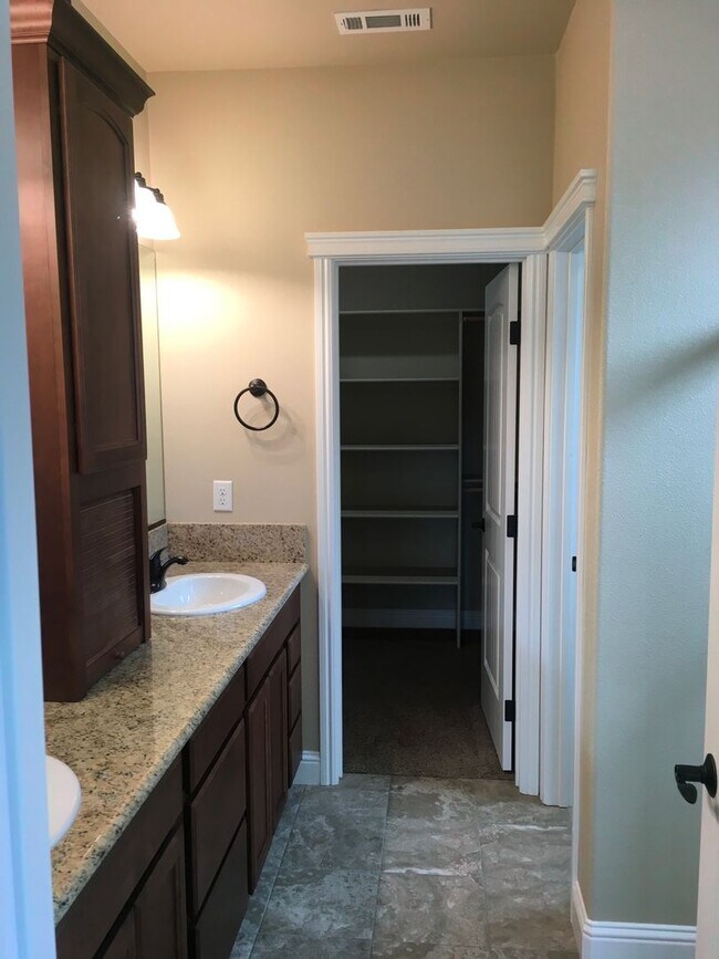 Building Photo - Beautiful Shasta Lake home with Landscapin...