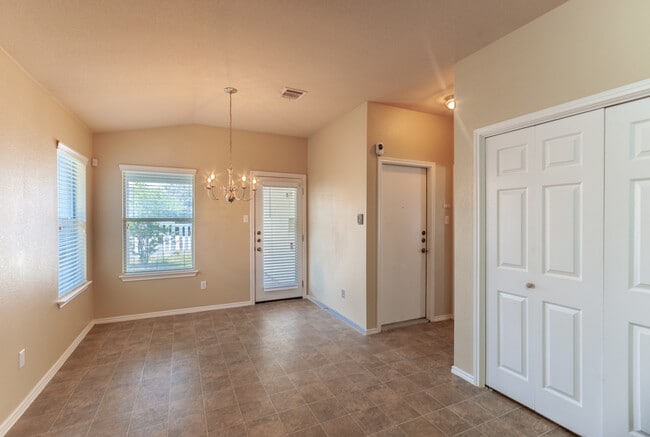 Building Photo - 3 Bedroom, 2 Bath, Single Story Home in Highland Park