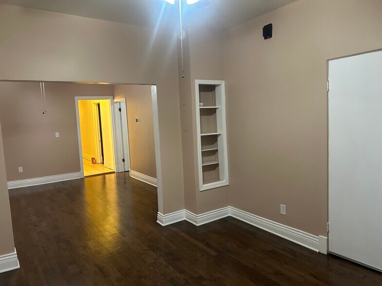 Building Photo - 5653 W Montrose Ave