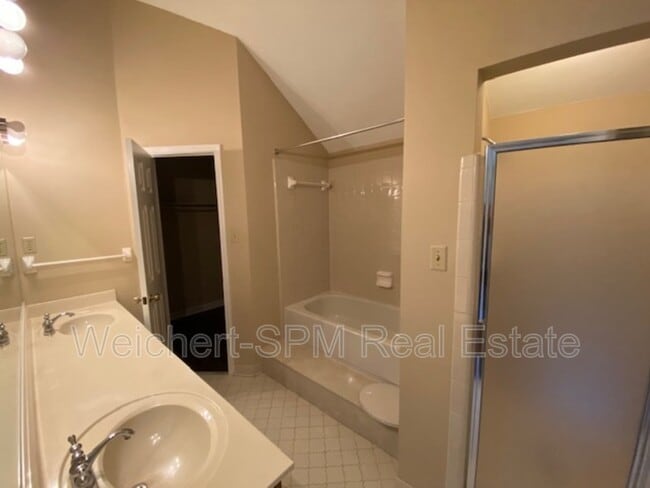 Building Photo - 2245 Easton Dr