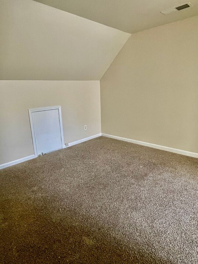 Building Photo - Spacious 4-bedroom, 2.5-bath home in Charlotte with convenient access to Uptown