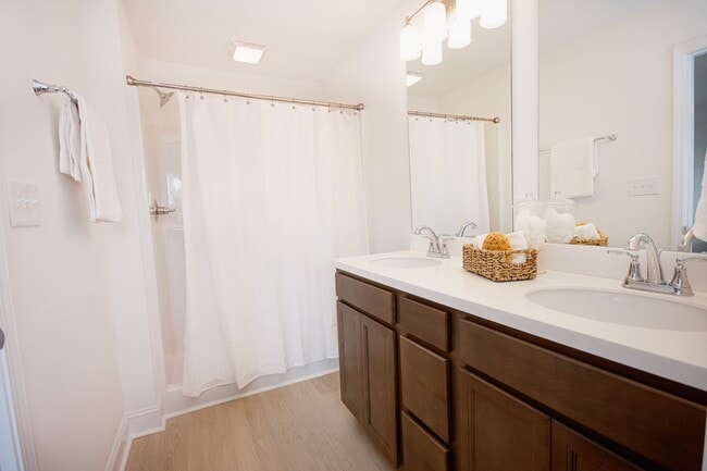 Building Photo - Beautiful 3-Bed Townhome at Clover Ridge — Washer & Dryer Included!