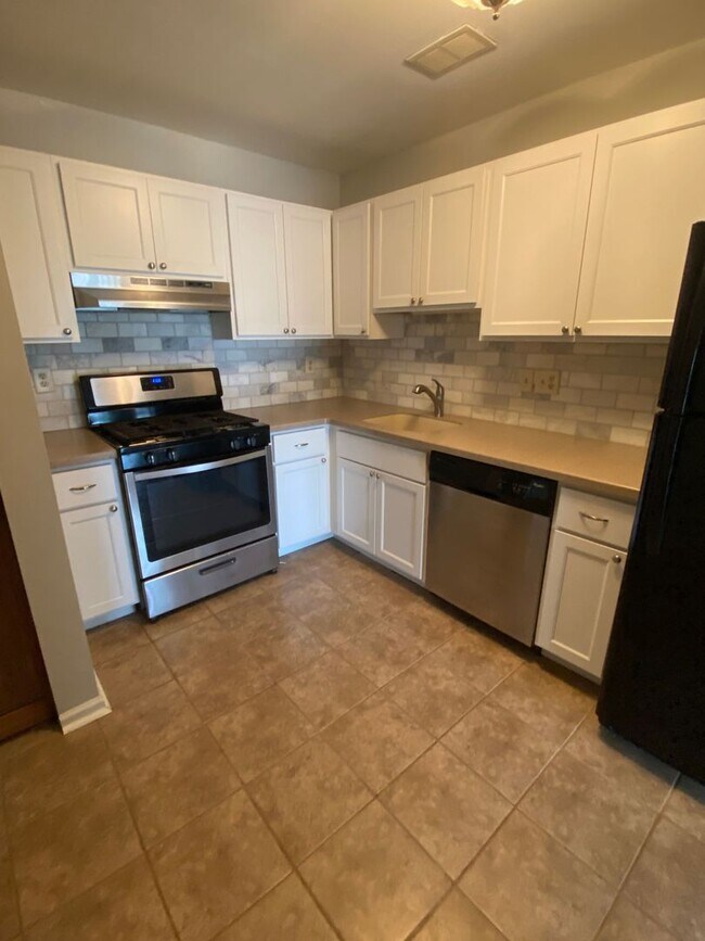 Building Photo - Nice 2 bedroom townhome with a view!