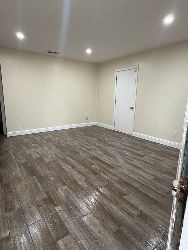 Building Photo - Newly Renovated 4 Bedroom 1.5 Bathroom Family Home