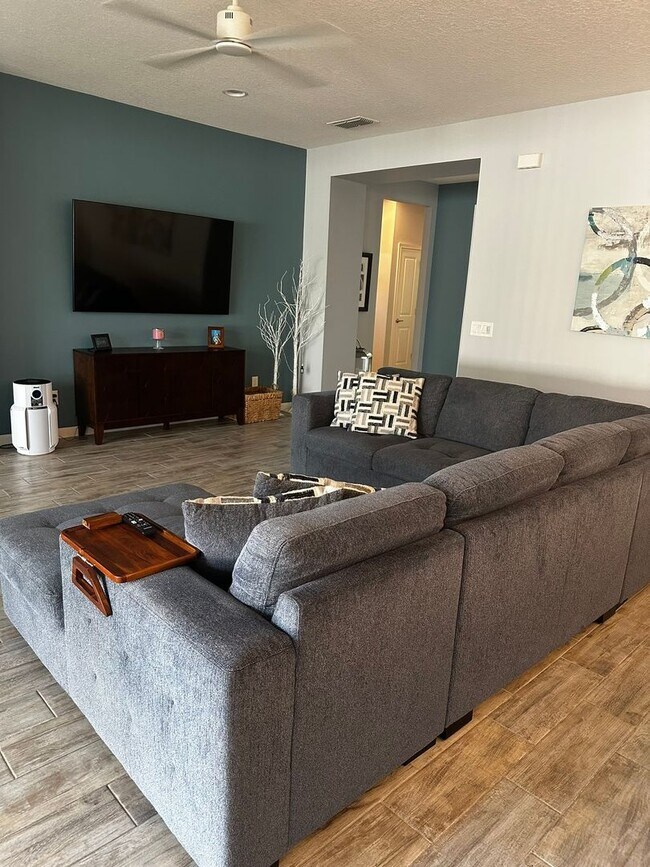 Building Photo - Welcome to this inviting 3/2 single family home located in Compass Landing