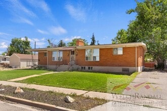 Building Photo - 2 Bed 1 Bath Roy Triplex