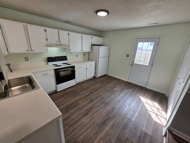 Building Photo - 2 BR 2 BA Townhose