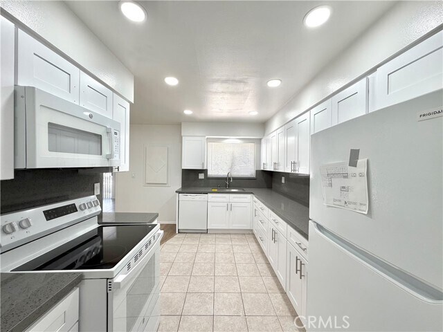 Building Photo - 28880 Amersfoot Way