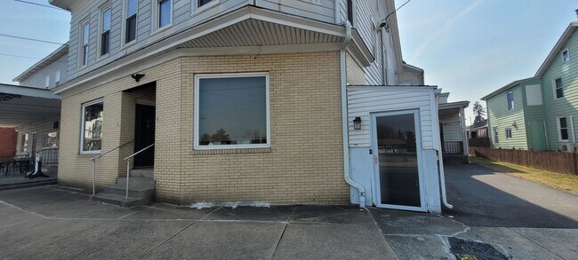 Building Photo - 6 E Main St