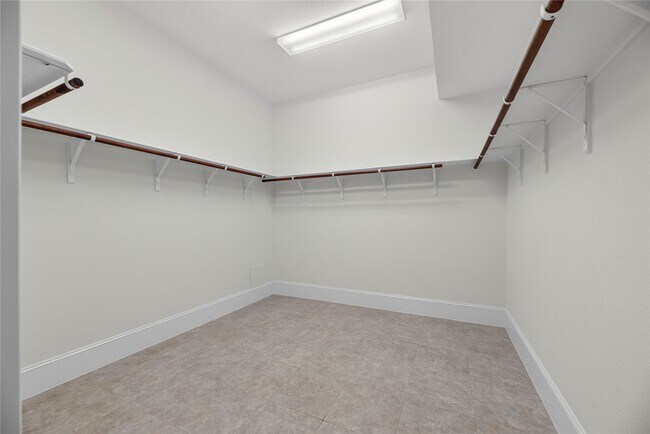 Building Photo - 10510 Trinity Springs Dr