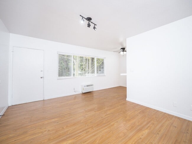 Interior Photo - 7459 Hollywood Blvd