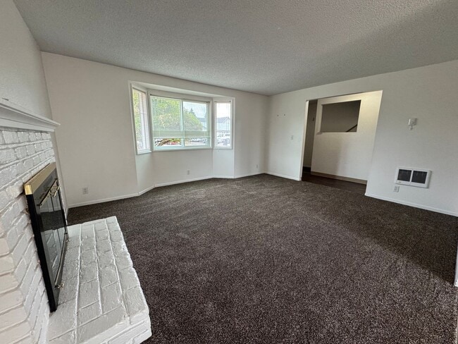 Building Photo - 3 Bedroom Duplex off Gilham Rd.