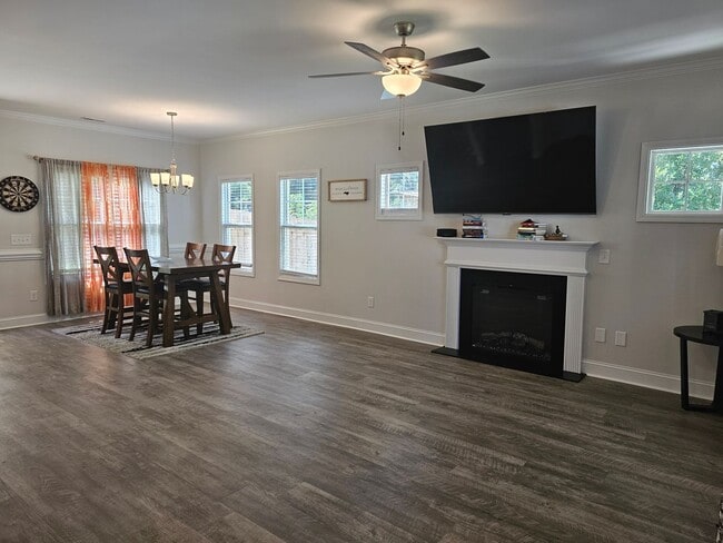 Building Photo - NEW LISTING!!!!