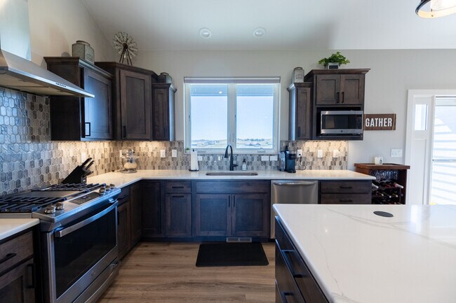 Building Photo - 2428 Sunshine Dr