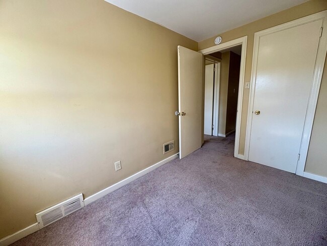 Building Photo - 3 Bedroom 1 Bath Available in Harrisburg!