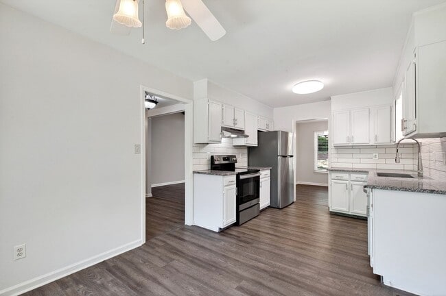 Building Photo - Charming Brick Ranch-Style Cul-de-Sac Home in Garner!