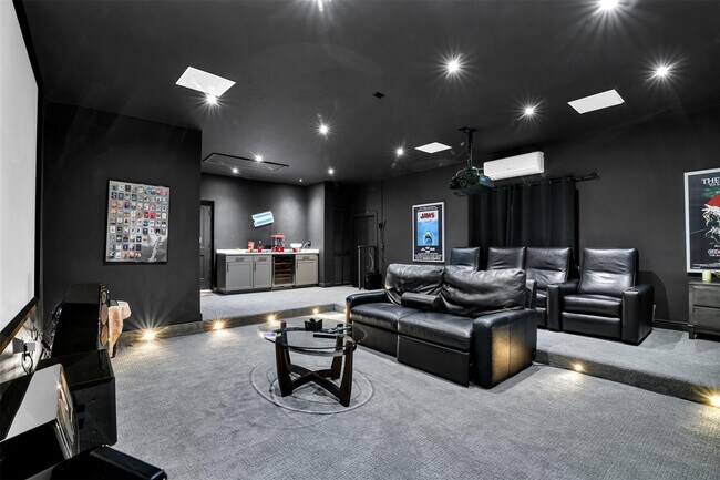 Building Photo - 319 S Riverside Dr