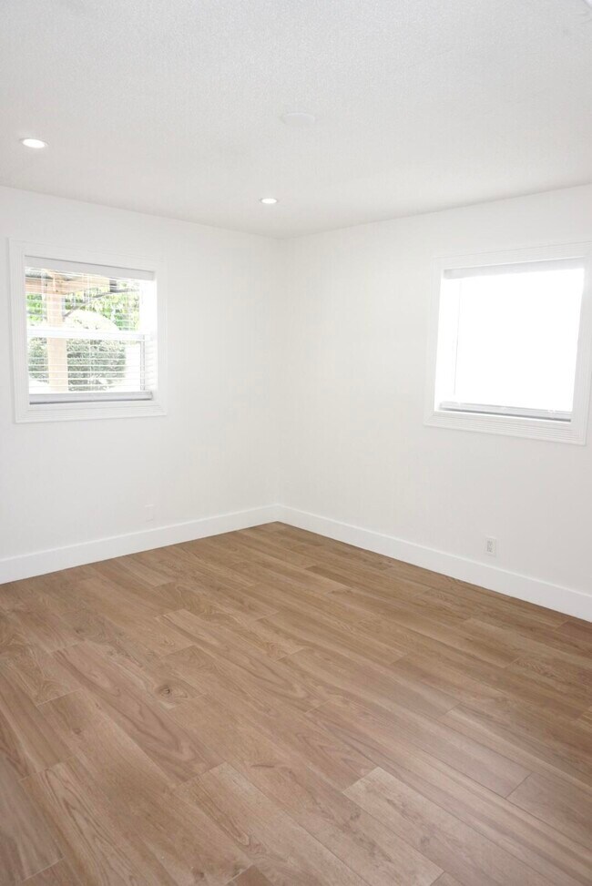 Building Photo - 403 Pinegrove Ave