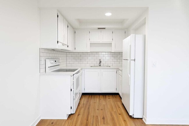 Building Photo - 227 Castlewood Dr