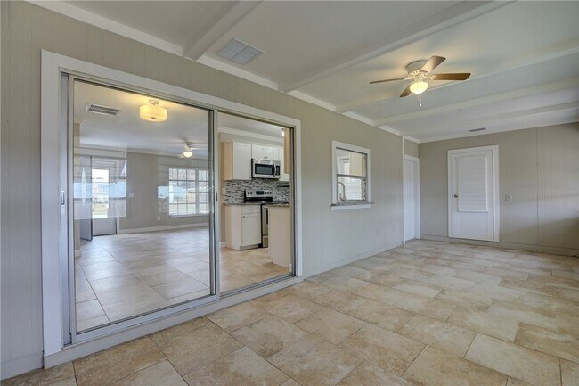 Building Photo - 866 Gilbert St