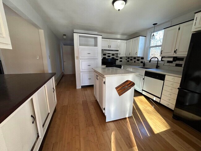 Building Photo - 41 Boulder Brook Dr