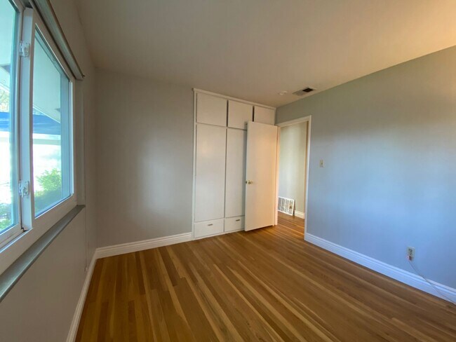 Building Photo - Beautiful 3 BDRM, 2 BATH Home w/ American ...