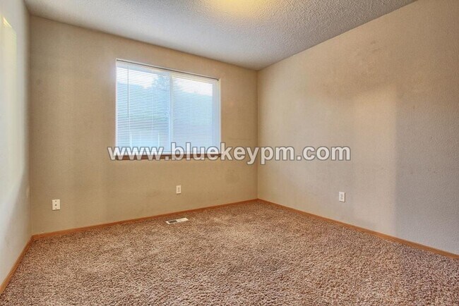 Building Photo - 3 Bed, 2 Bath Home in a Culdesac Near St. James Road and NE 54th Street