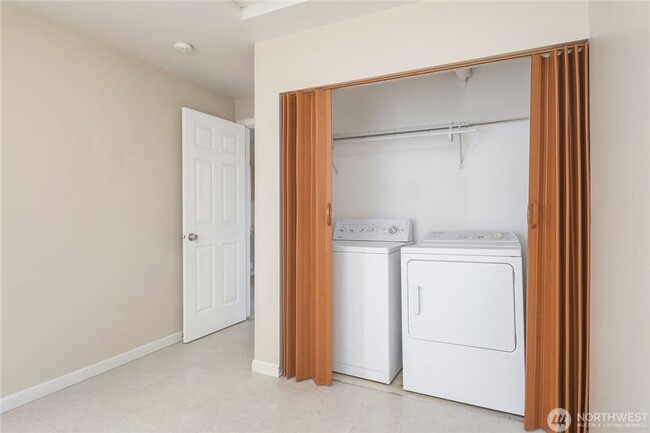 Building Photo - 5Bd/2Ba Shoreline House