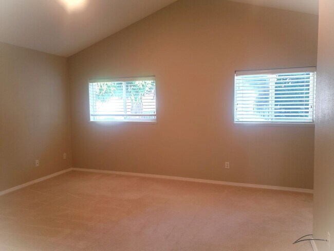 Building Photo - Wonderful John's Landing Updated Townhouse...