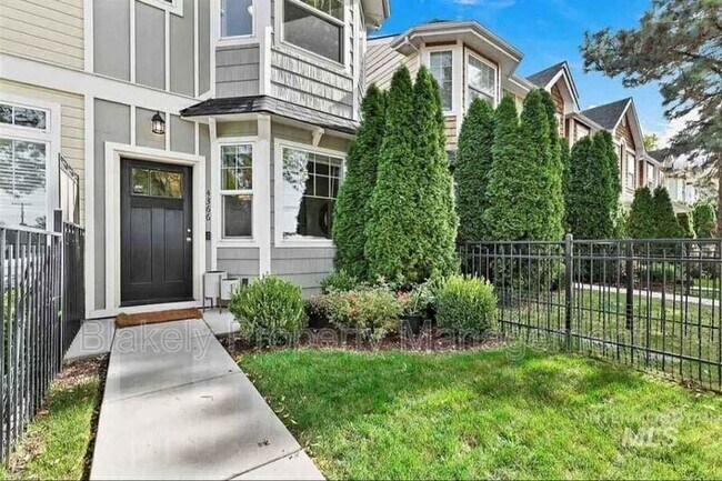 Building Photo - 4366 N Five Mile Rd