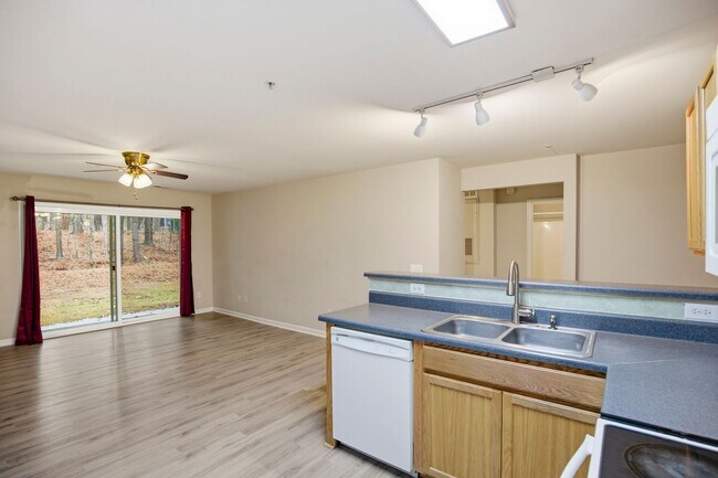 Building Photo - 3 Bedroom 2 Bath