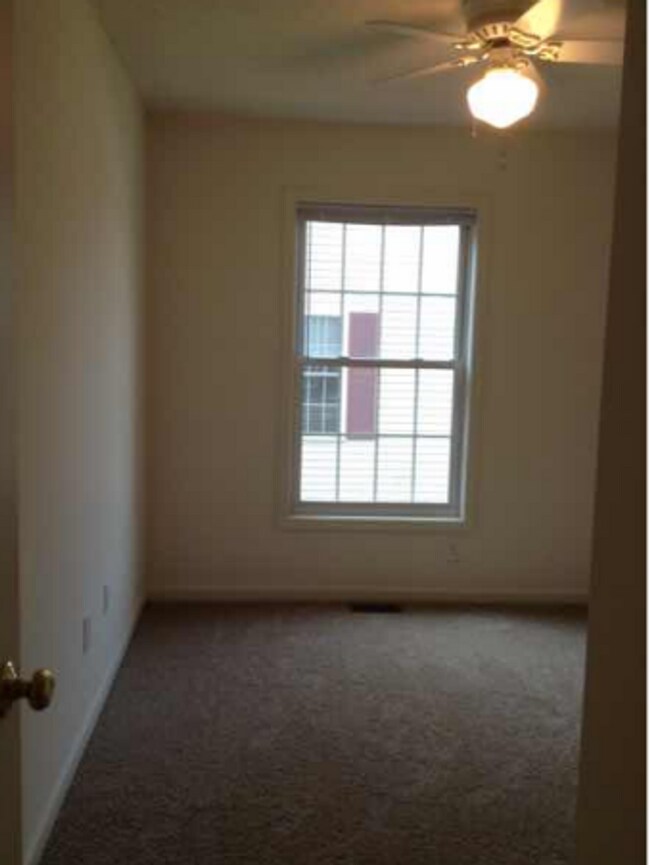 Building Photo - 3 bedroom, 2.5 bath Townhome