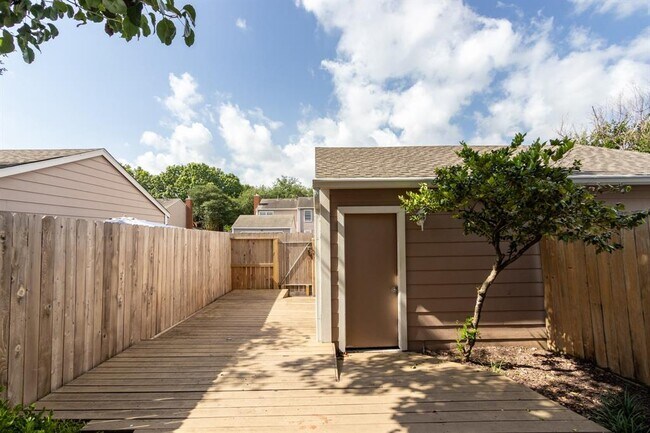 Building Photo - 17283 Saturn Ln