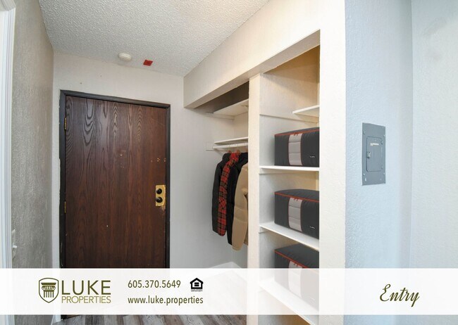 Building Photo - 405 S Sycamore Ave