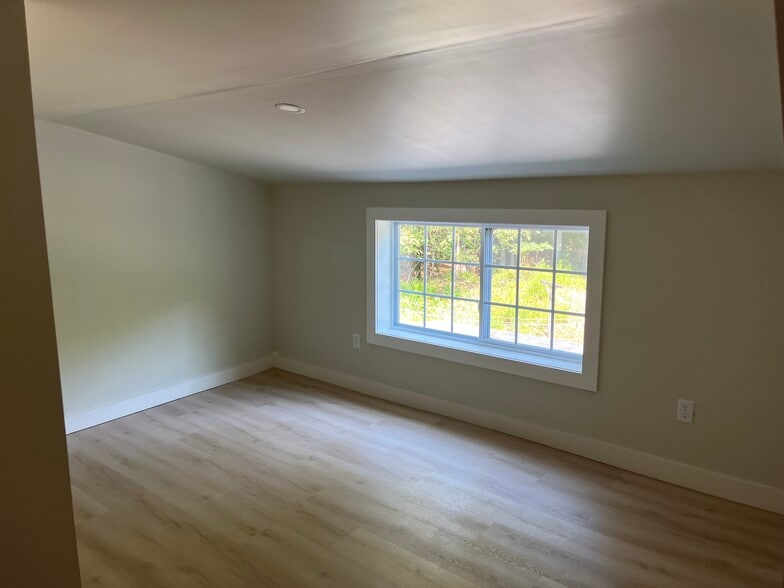 Upstairs room - 175 Whipple Rd