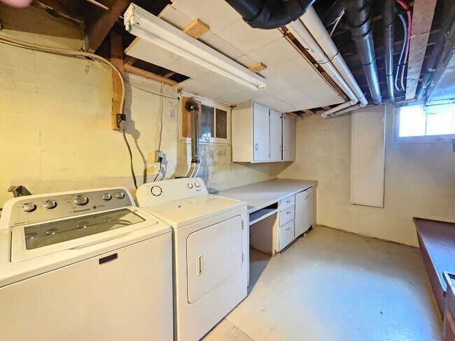 Building Photo - $2,100 - 3 Bed / 2 Bath Charming Home by G...