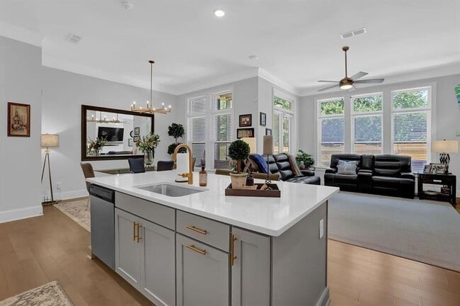 Building Photo - 144 Village Green Ave