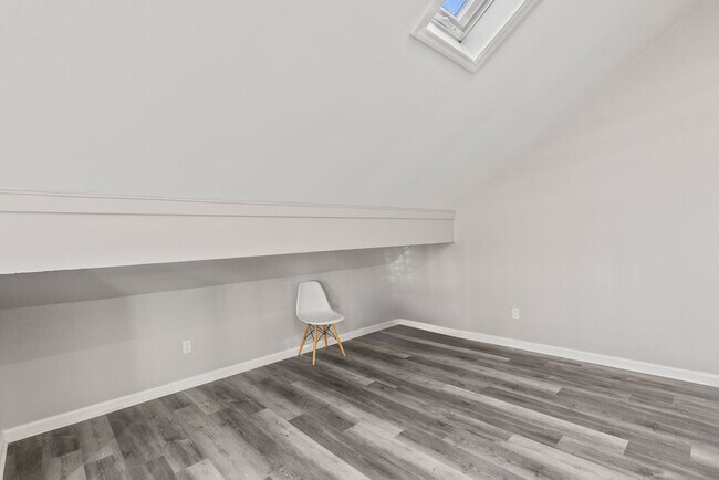 Building Photo - 2 or 3 Bedroom Renovated Mid-Town Charmer