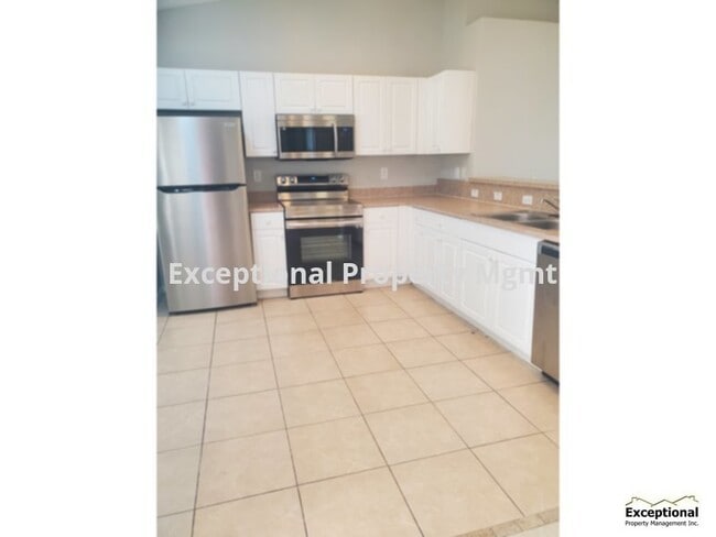 Building Photo - Available Now! Nice 3 Bedroom 2 bath split...
