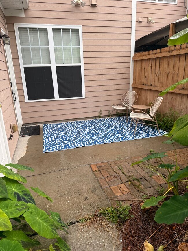 Building Photo - 3 bedroom fully furnished home, Pet Friend...