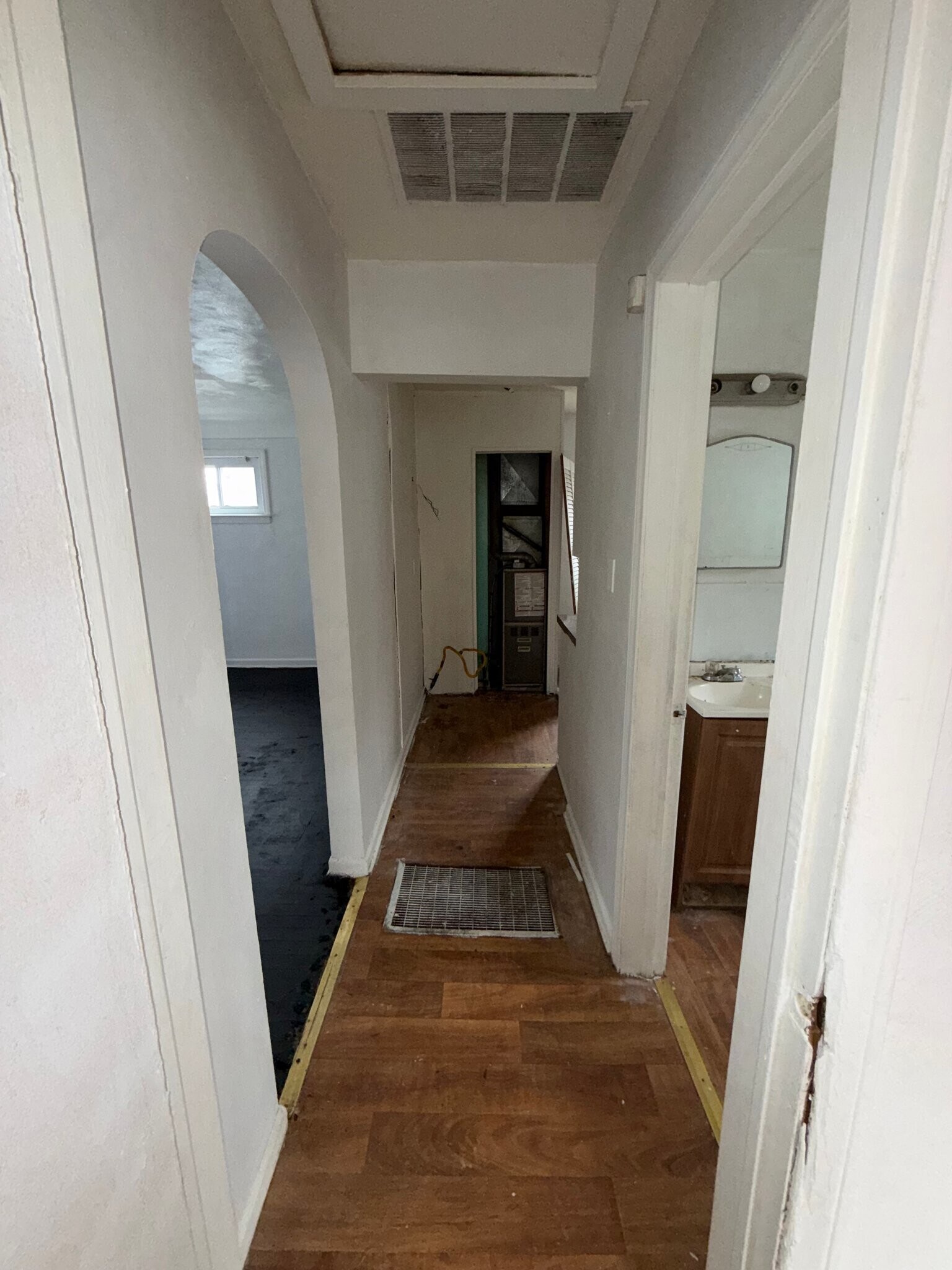 Building Photo - 246 E York Ave