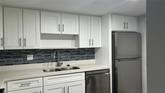 Building Photo - 3100 Riverside Dr