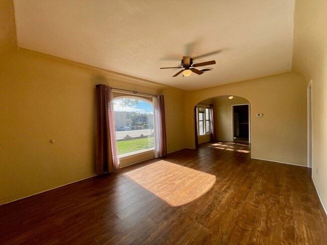 Building Photo - 2 Bedroom 1 Bathroom Home in Spring Valley