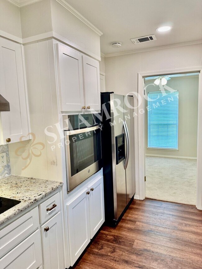Building Photo - 5740 Lakemont Dr