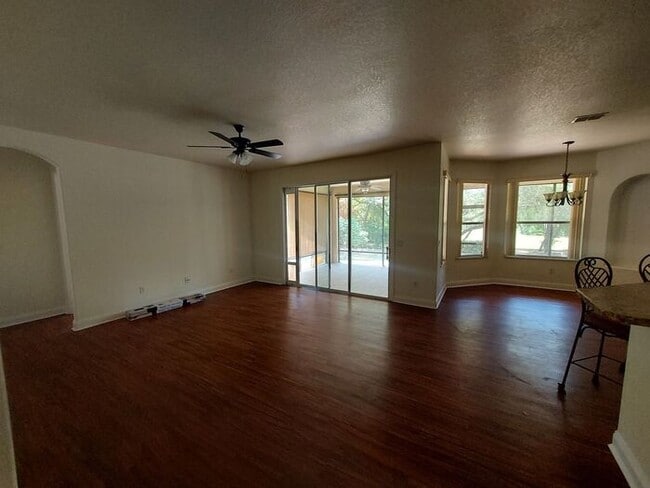 Building Photo - Beautiful 3/2/2 on 1/3 of an acre